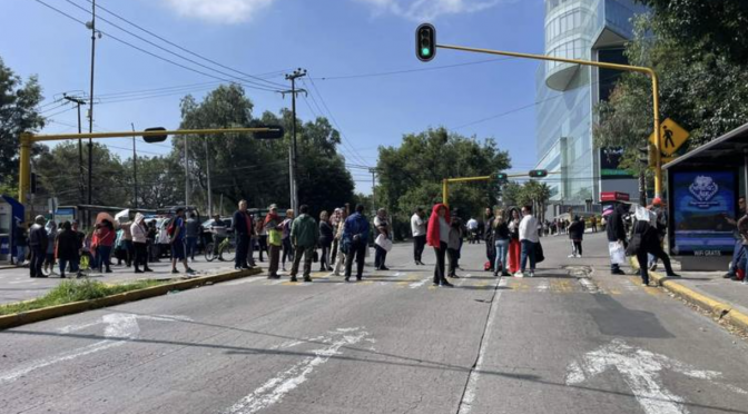 Edomex – Vecinos de Naucalpan realizan bloqueo por desabasto de agua (El Sol de Toluca)